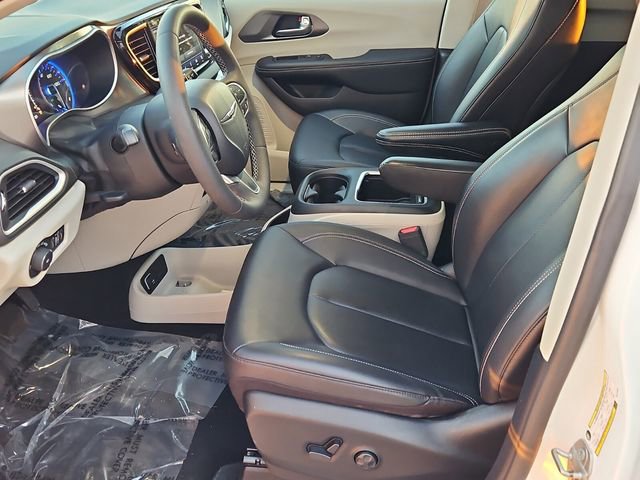 Used 2024 Chrysler Pacifica Touring-L image 11