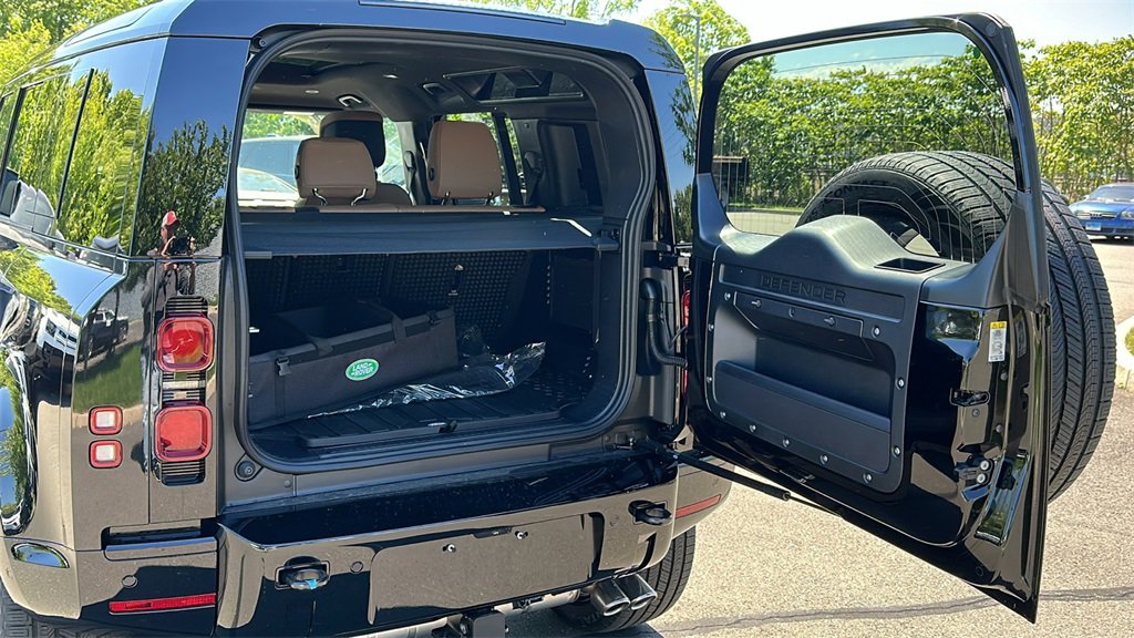 New 2025 Land Rover Defender 110 X-Dynamic SE image 27