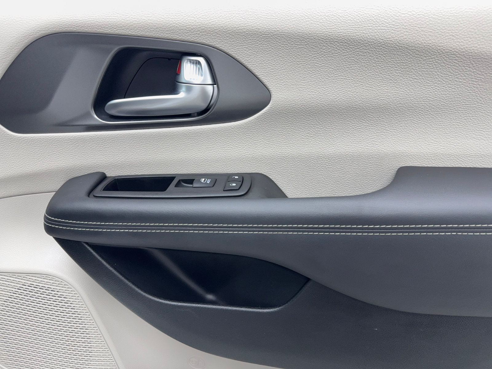 Used 2024 Chrysler Pacifica Limited FWD image 40