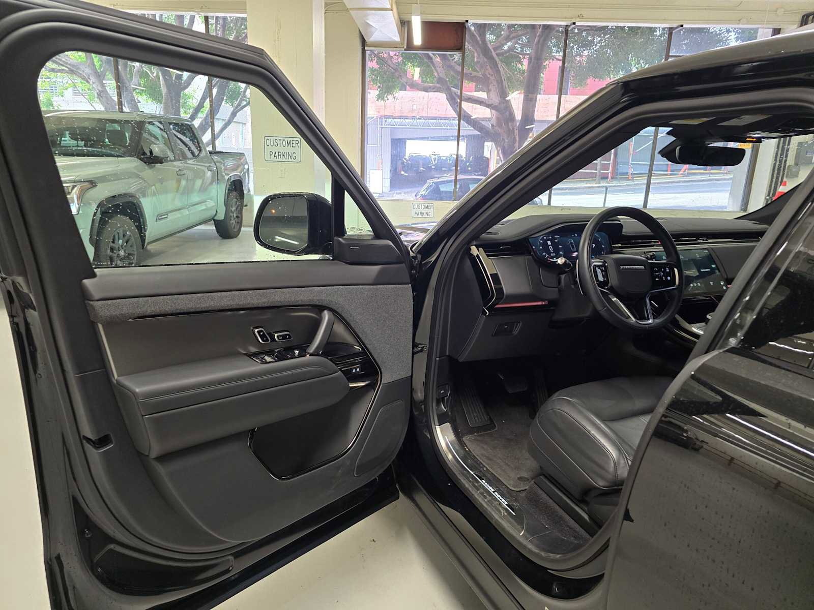 Used 2025 Land Rover Range Rover Sport SE image 22