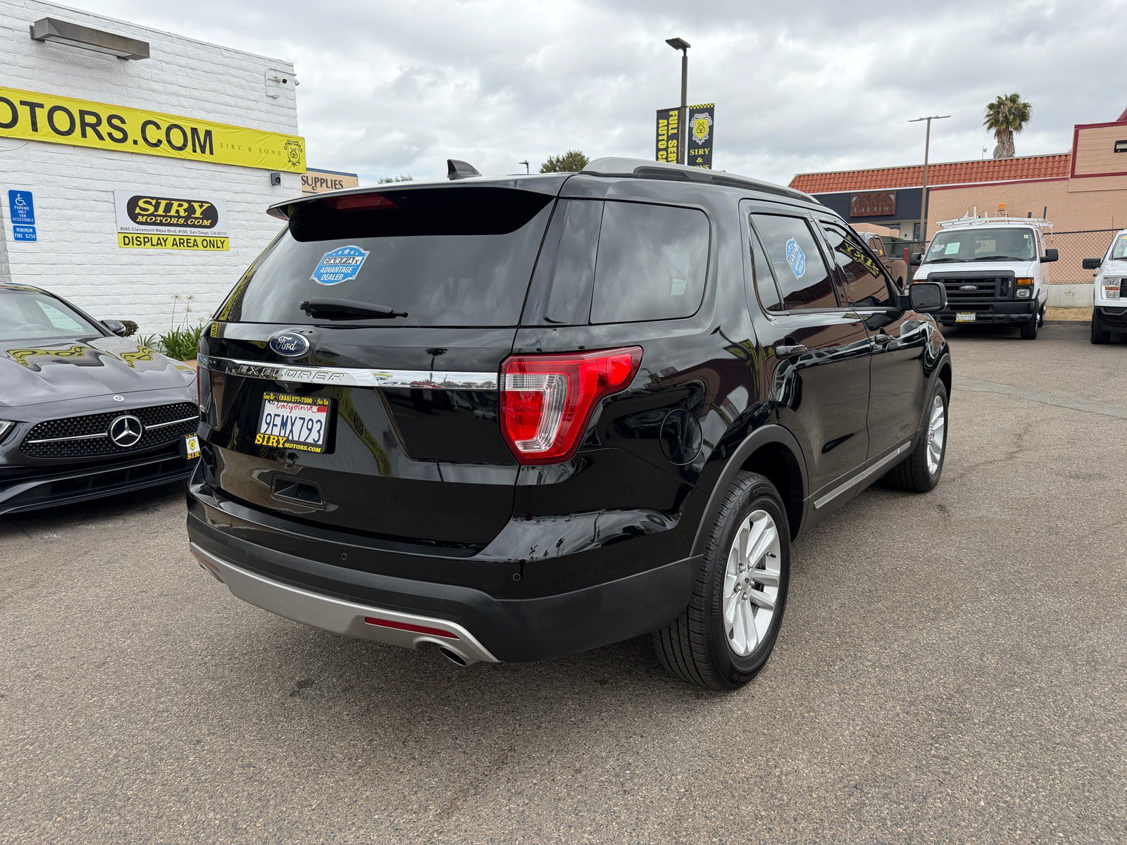 Used 2017 Ford Explorer XLT w/ Equipment Group 202A FWD image 3