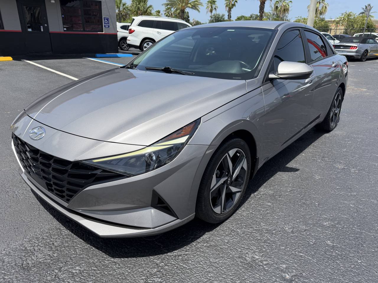 Used 2023 Hyundai Elantra SEL w/ Convenience Package FWD image 4
