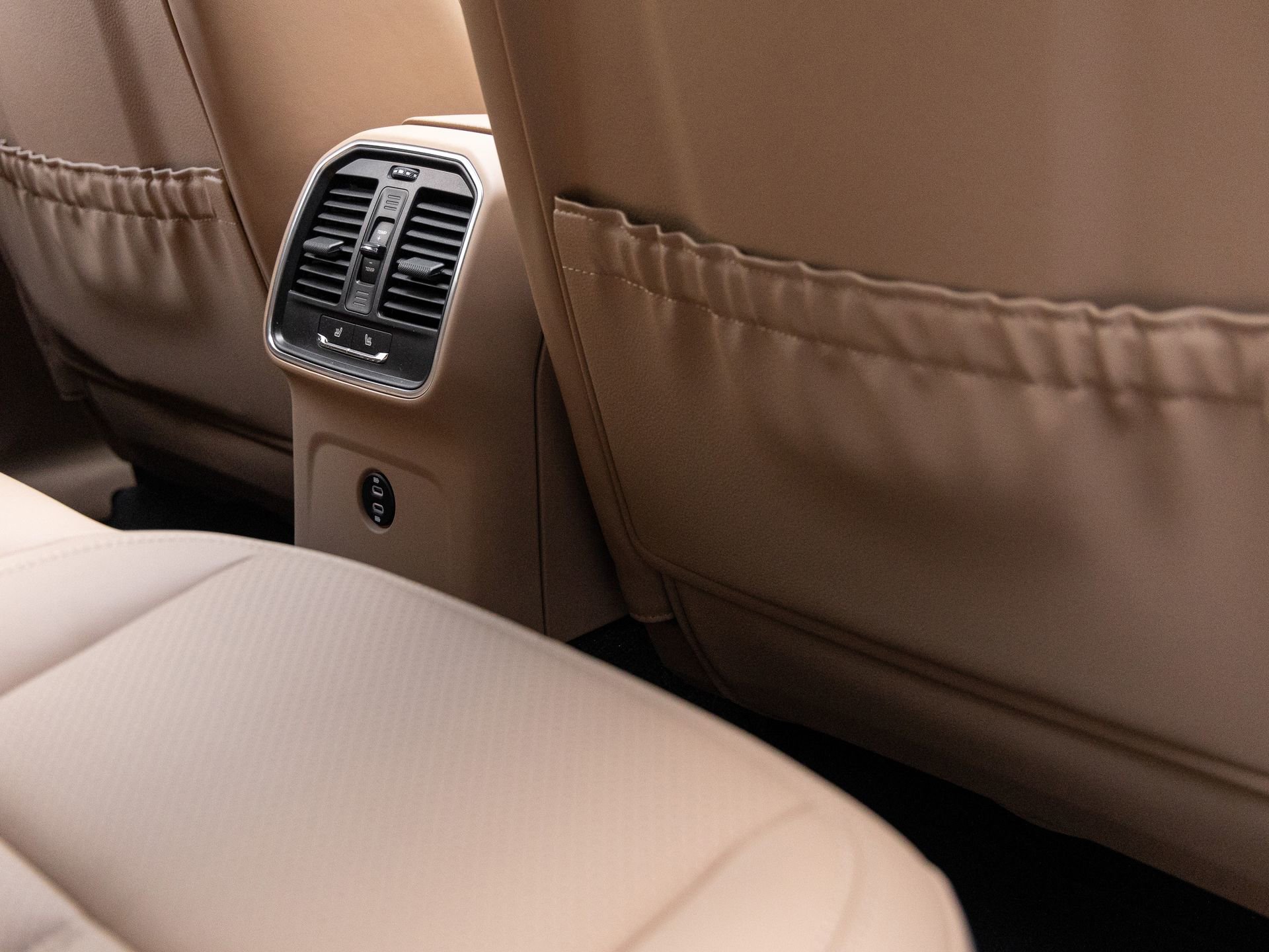 Certified 2025 Porsche Macan AWD/4WD image 32