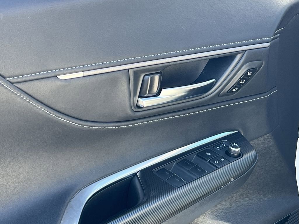 Used 2023 Toyota Venza Nightshade image 15