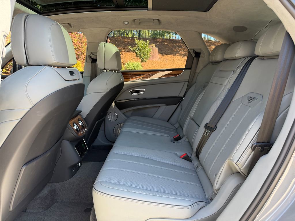 Certified 2025 Bentley Bentayga AWD/4WD image 33