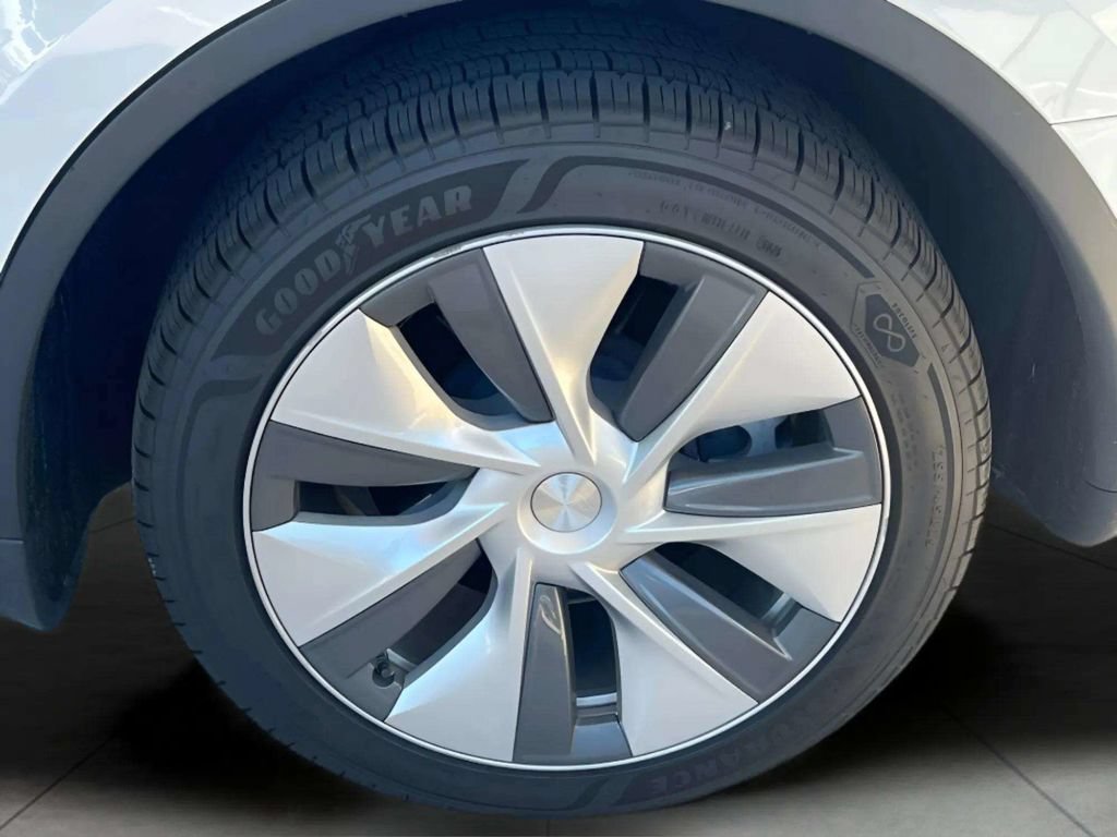 Used 2023 Tesla Model Y Long Range AWD/4WD image 24