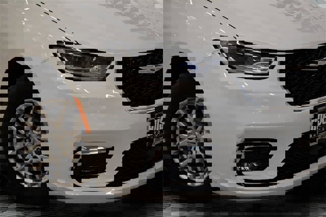 Used 2025 Chrysler Pacifica Select image 15