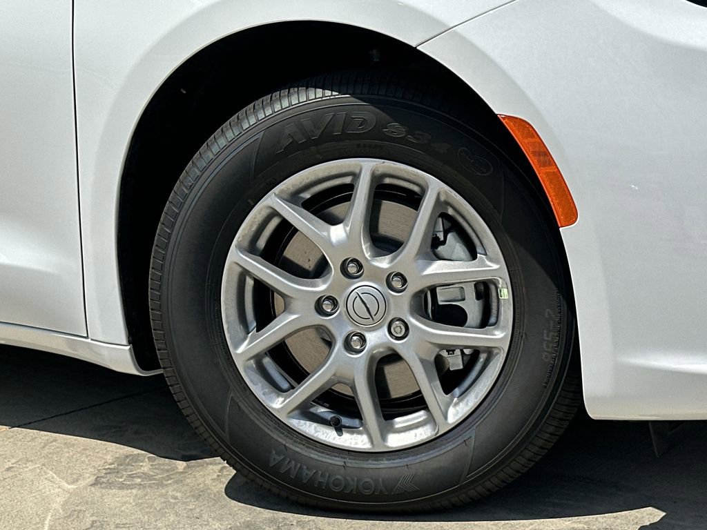 New 2025 Chrysler Pacifica Select image 3