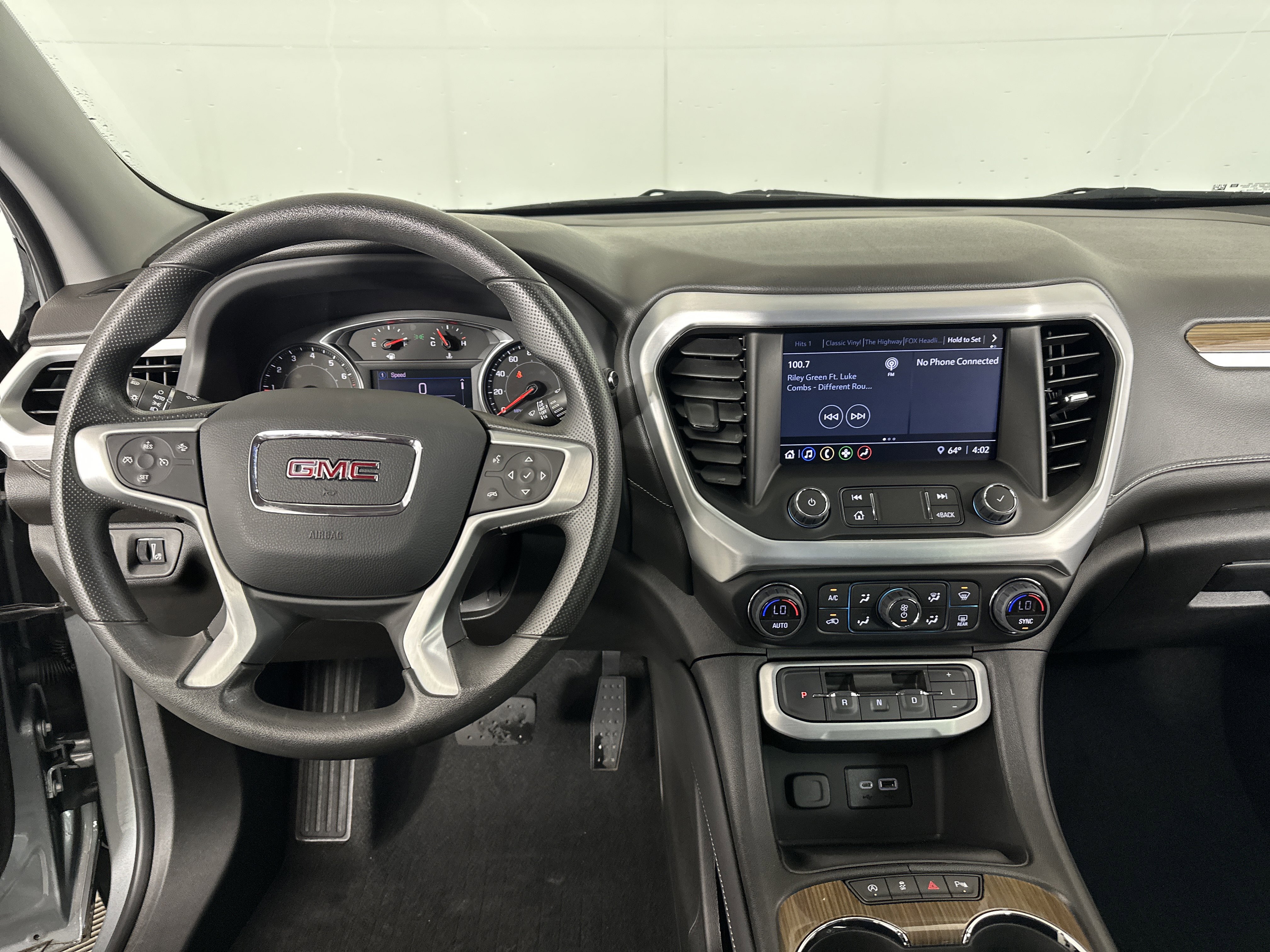 Certified 2023 GMC Acadia SLE w/ Driver Convenience Package image 3