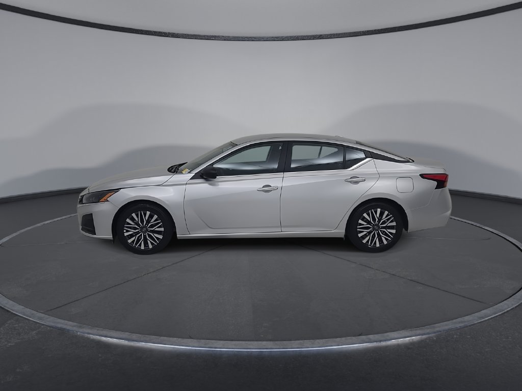 Used 2025 Nissan Altima 2.5 SV FWD image 11