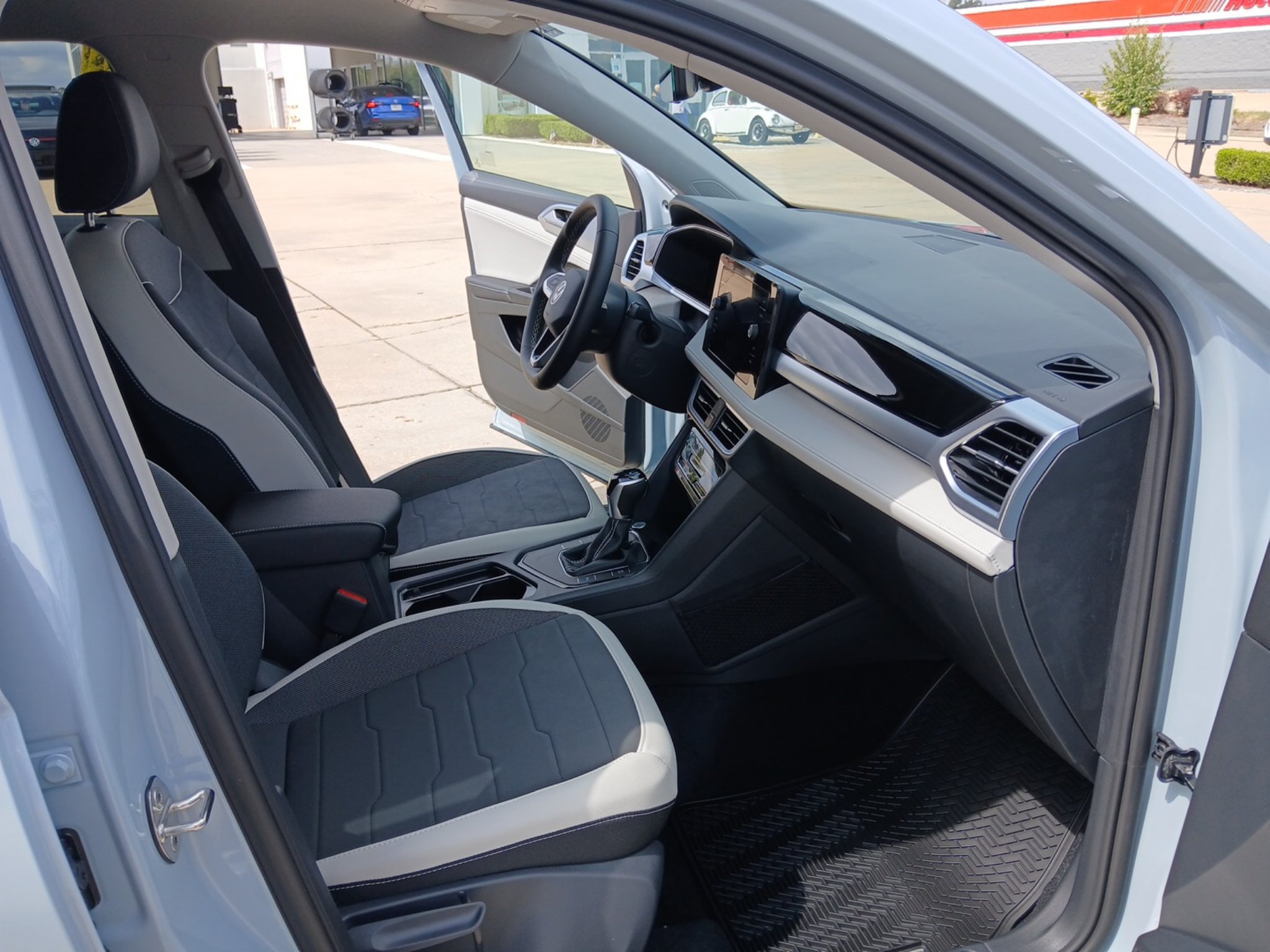 New 2027 Volkswagen Taos SE FWD image 24