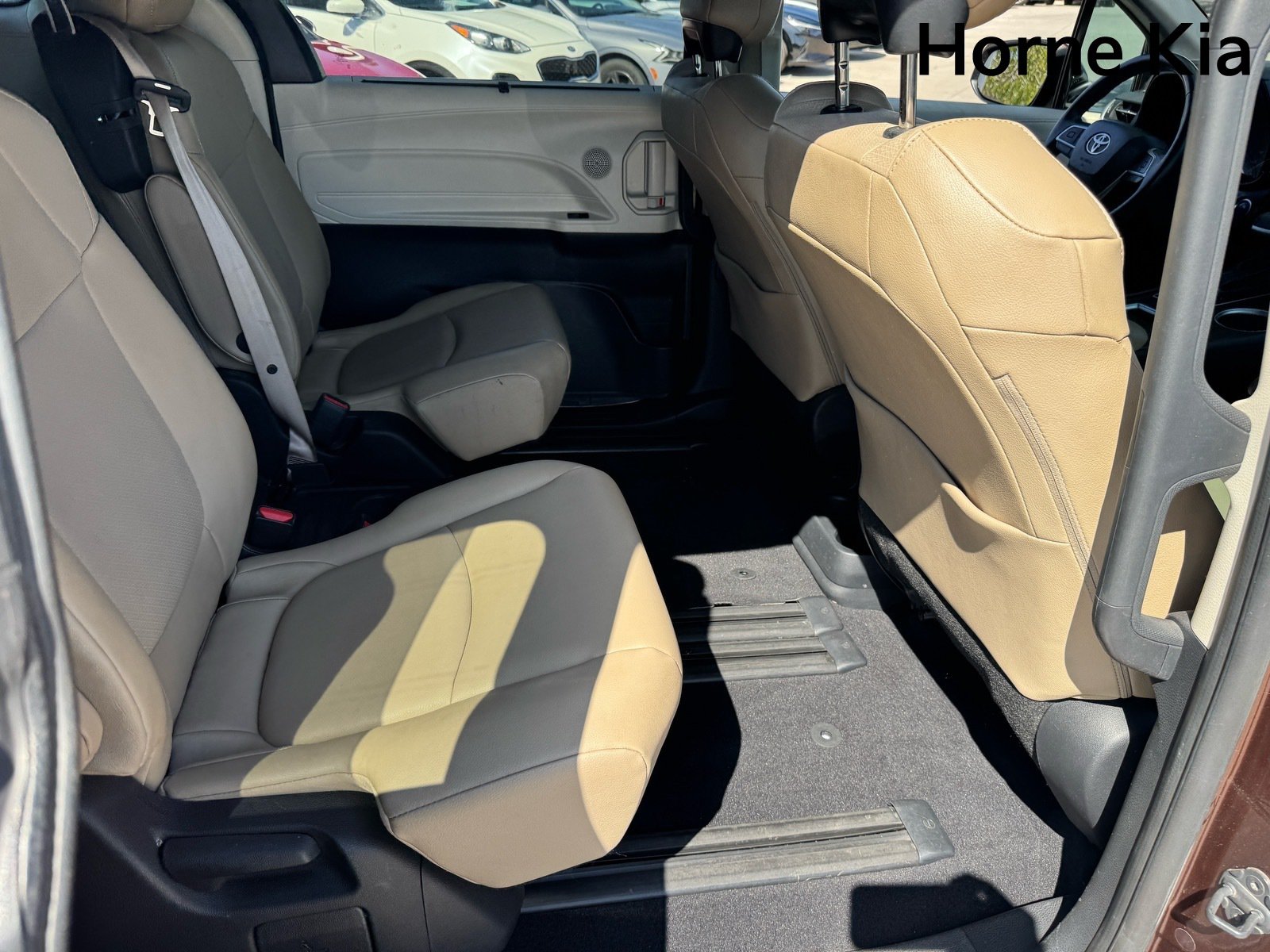Used 2021 Toyota Sienna XLE FWD image 28