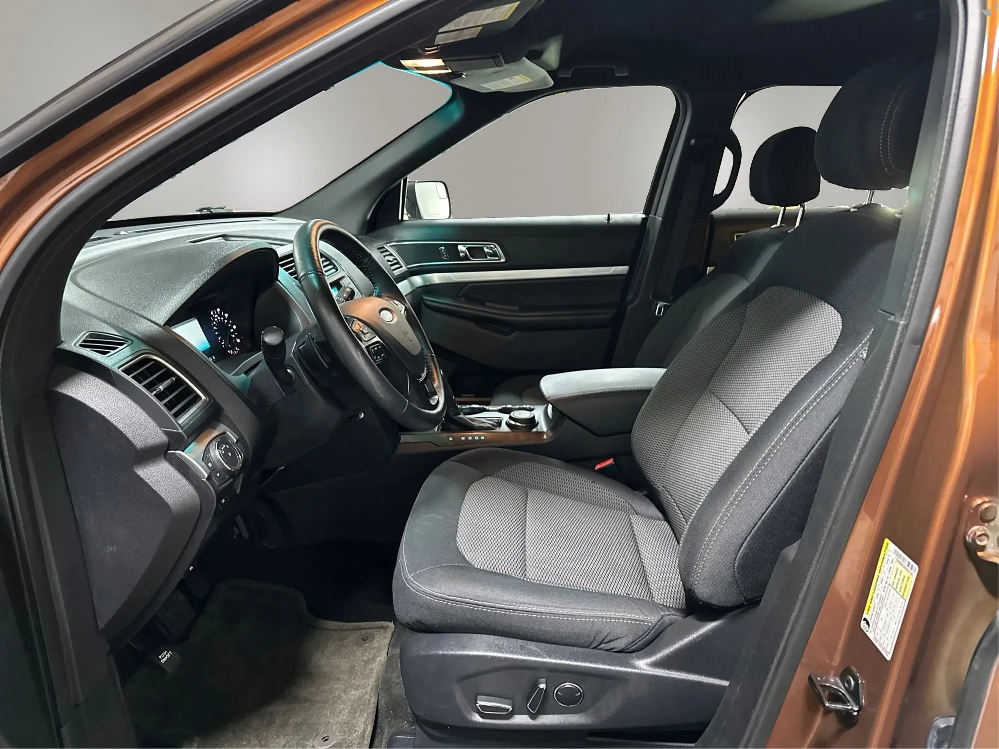 Used 2017 Ford Explorer XLT image 9