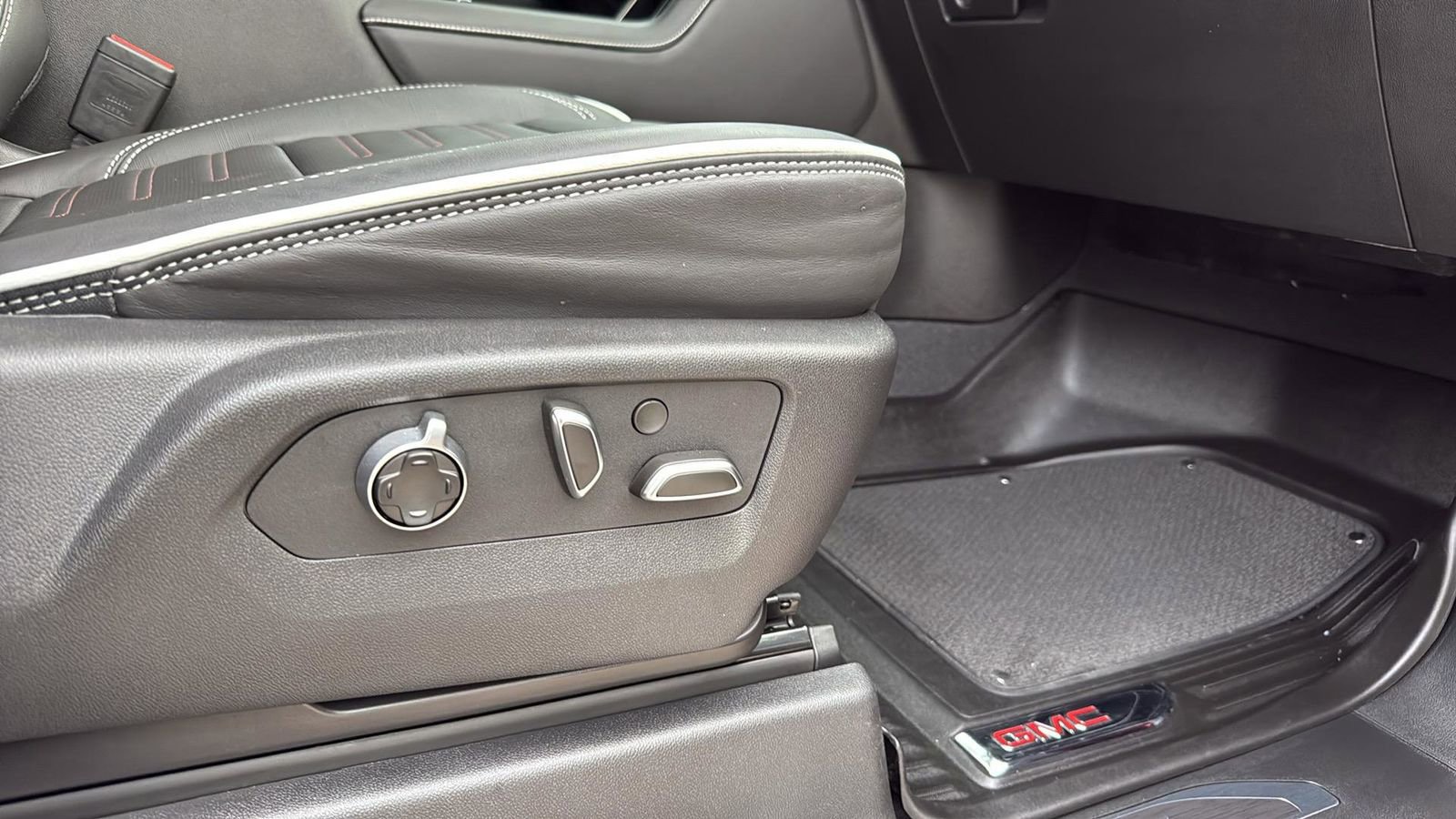 Used 2025 GMC Sierra 2500 AT4X image 25