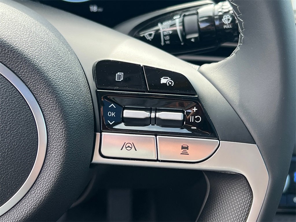 Used 2025 Hyundai Elantra Limited image 25