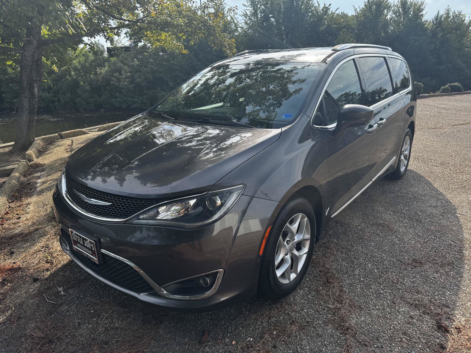 Used 2017 Chrysler Pacifica Touring-L Plus w/ Advanced Safetytec Group FWD image 12