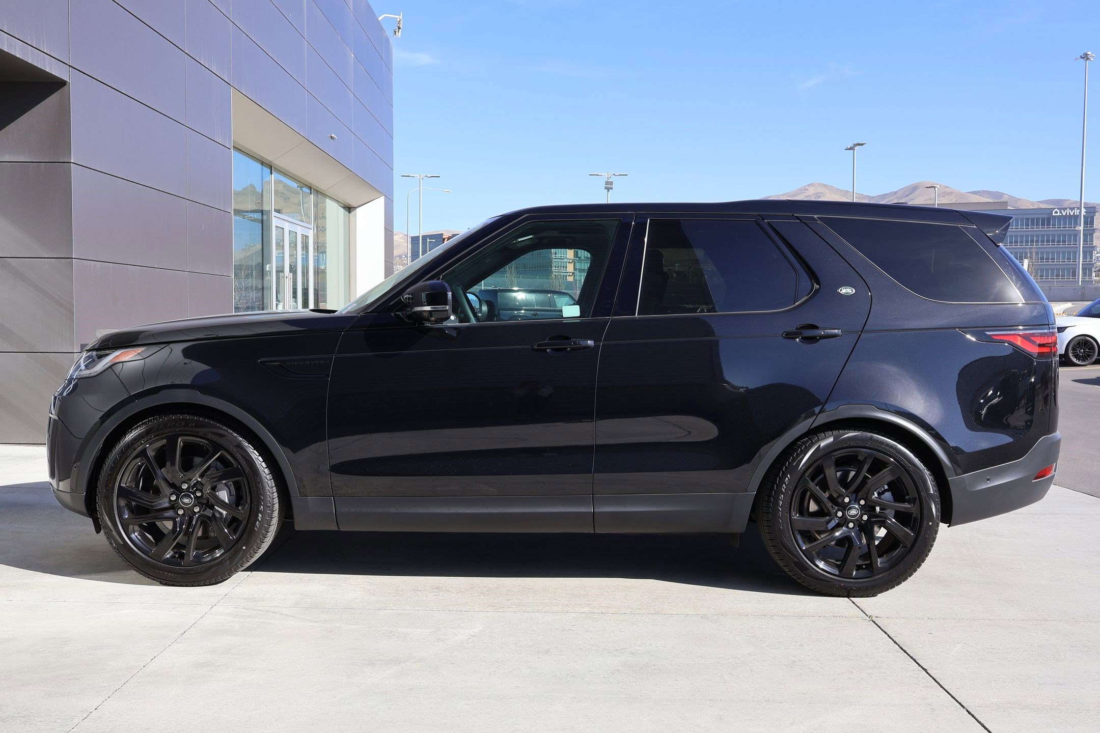 Certified 2025 Land Rover Discovery S image 11