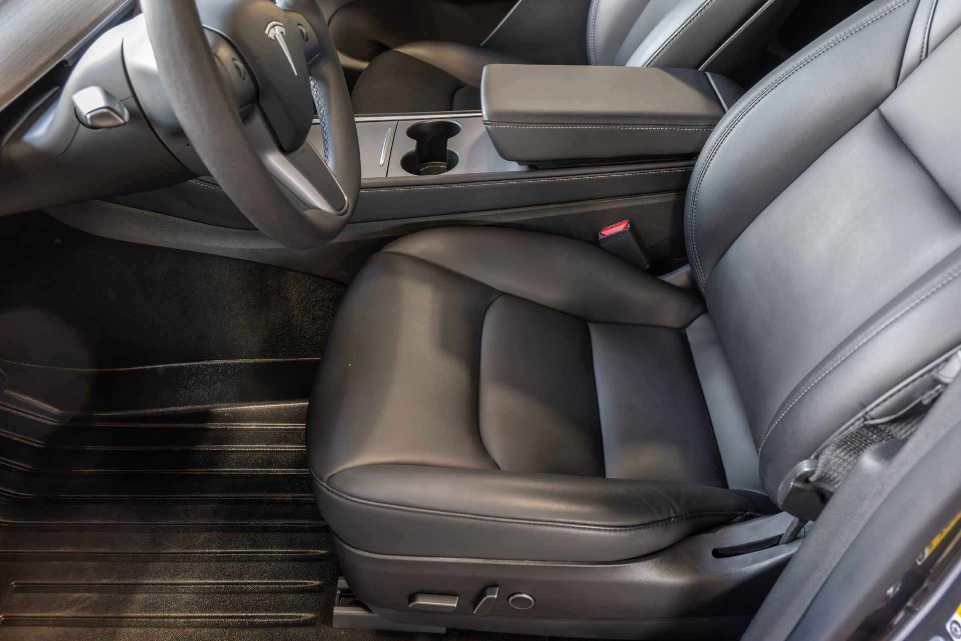 Used 2022 Tesla Model Y Long Range image 16