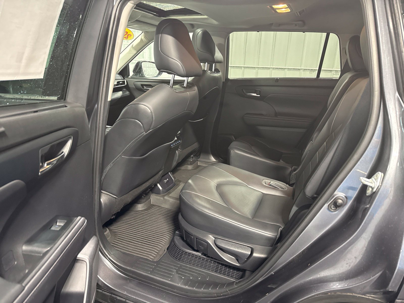 Used 2020 Toyota Highlander XLE AWD/4WD image 22