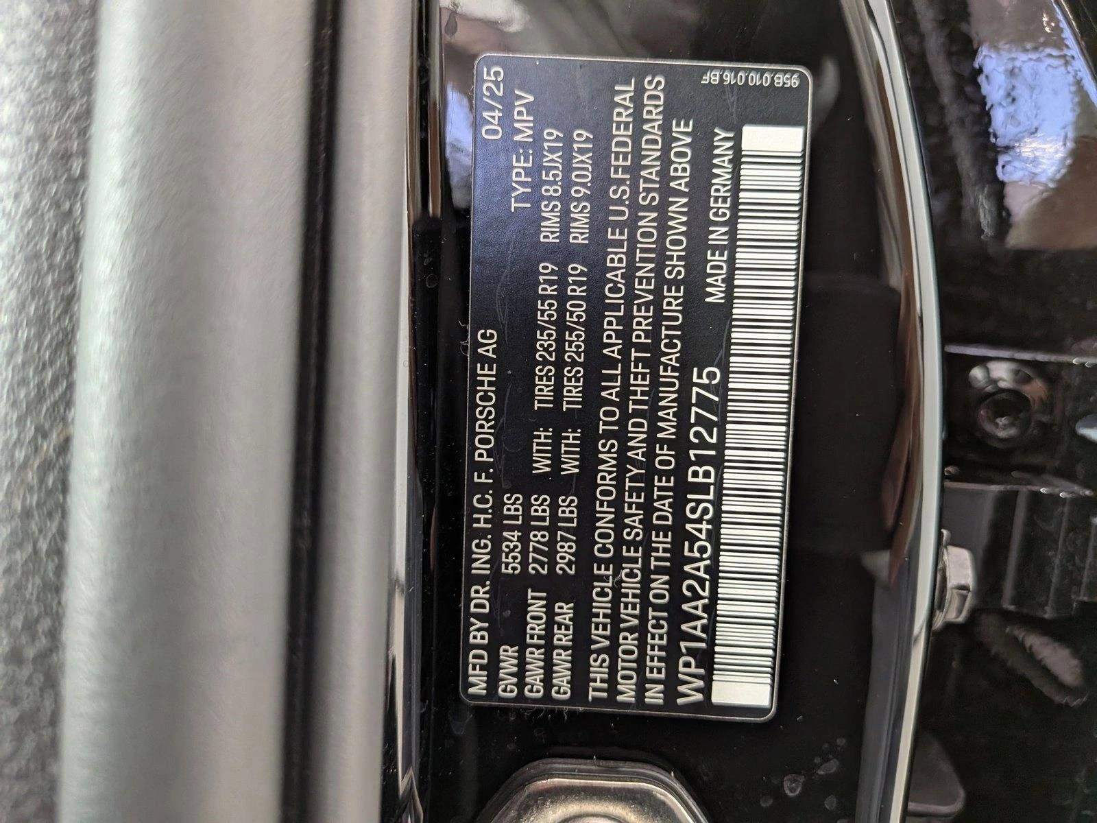 Certified 2025 Porsche Macan AWD/4WD image 29