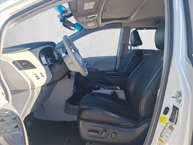 Used 2012 Toyota Sienna SE image 27