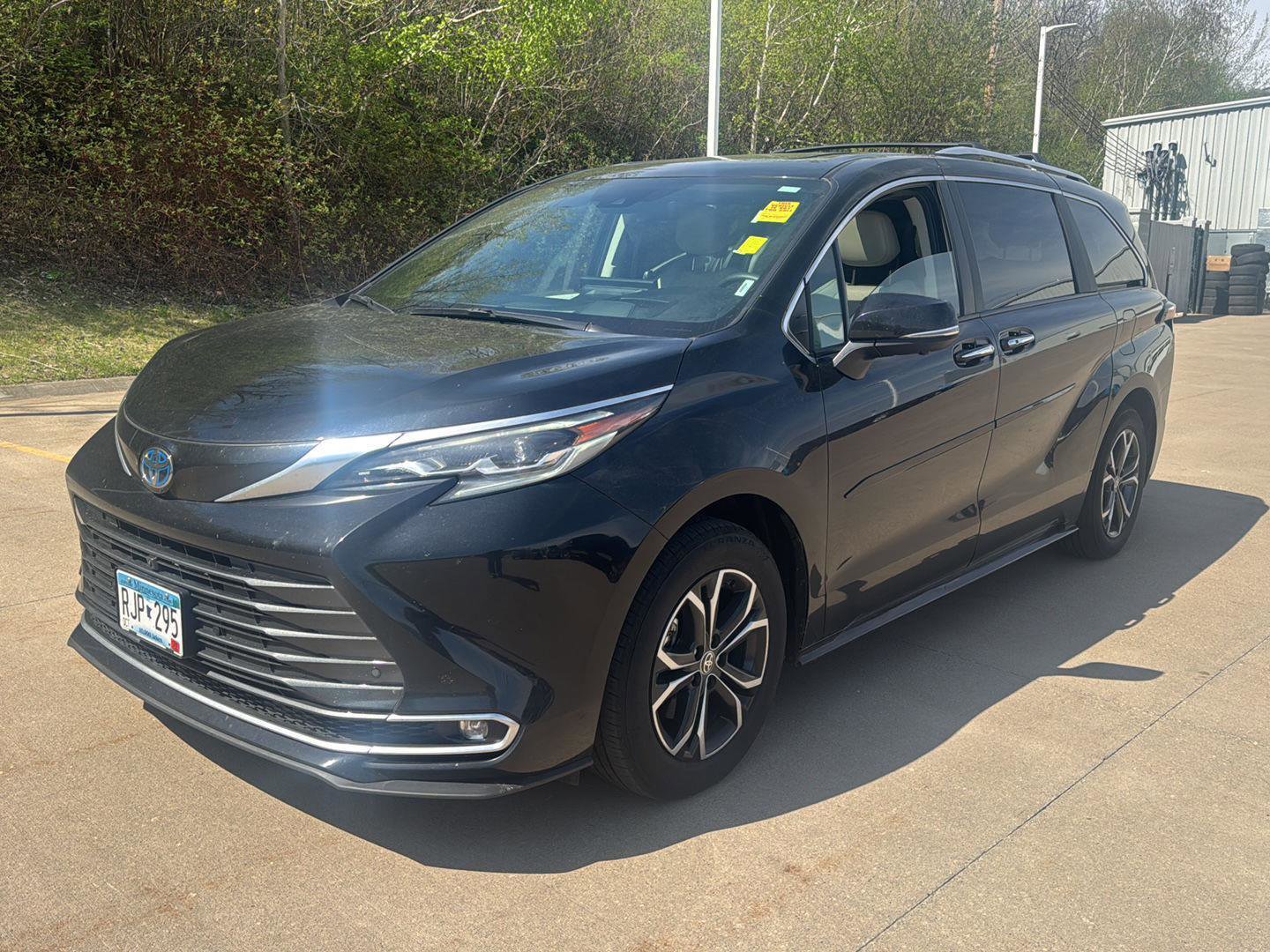 Used 2025 Toyota Sienna Platinum AWD/4WD image 3
