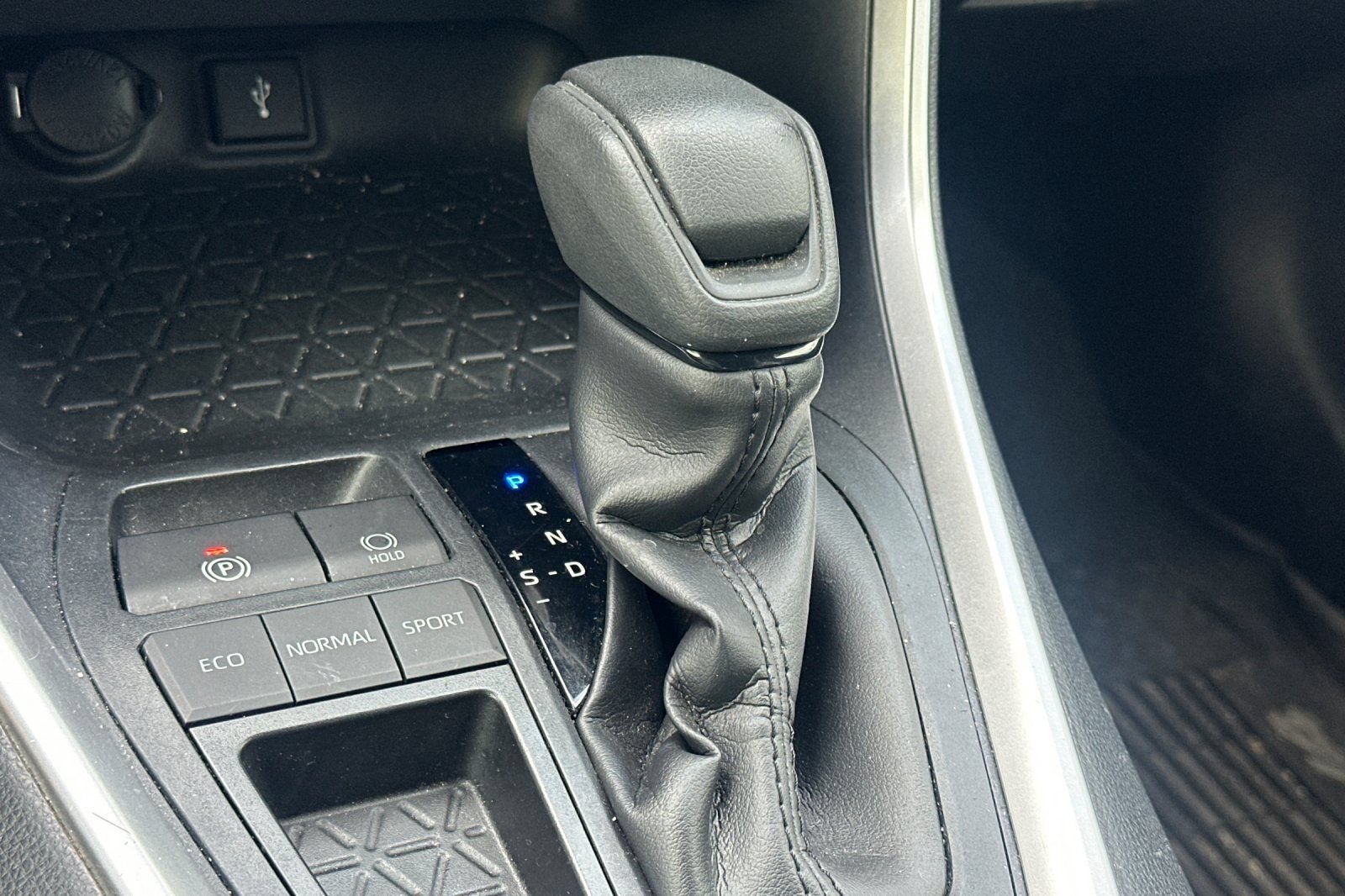 Used 2020 Toyota RAV4 LE w/ Carpet Mat Package FWD image 31