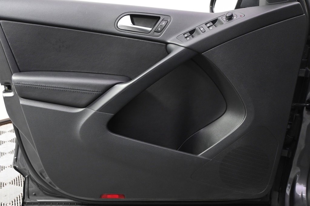 Used 2016 Volkswagen Tiguan S image 22