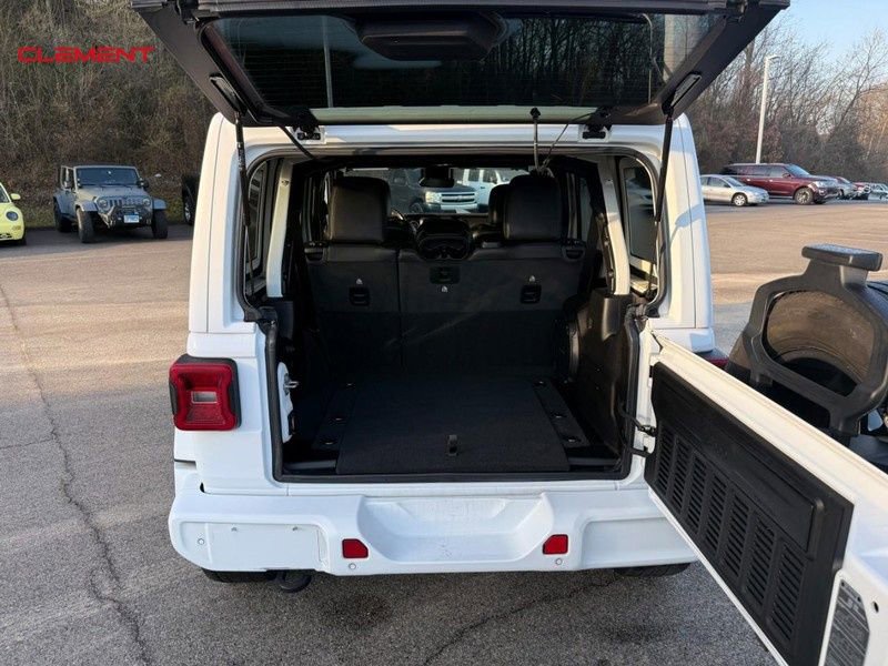 Used 2022 Jeep Wrangler Unlimited Sahara AWD/4WD image 6