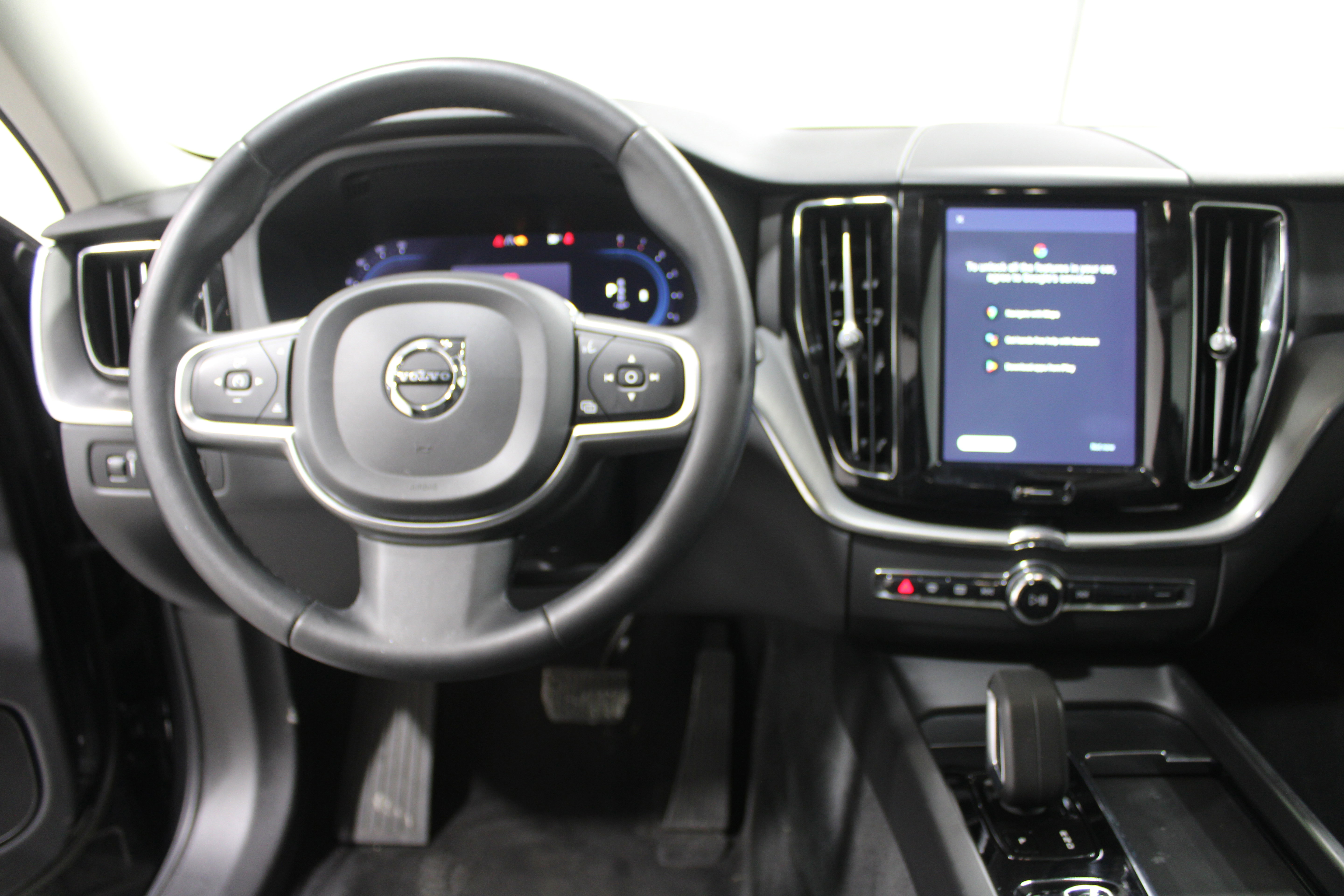 Used 2022 Volvo XC60 B5 Momentum AWD/4WD image 2