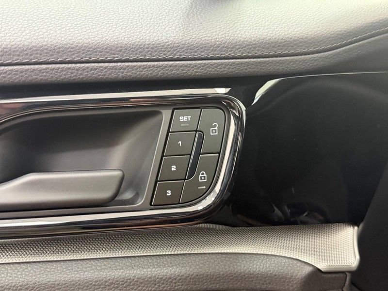 Certified 2025 Porsche Panamera 4 AWD/4WD image 18