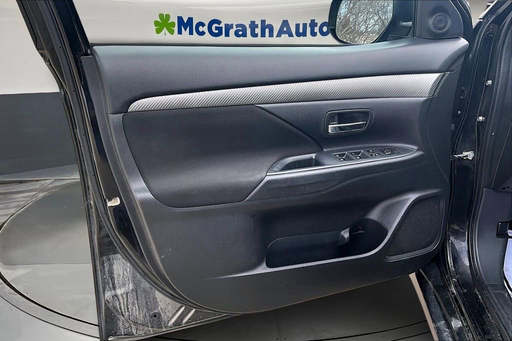 Used 2017 Mitsubishi Outlander SE image 17