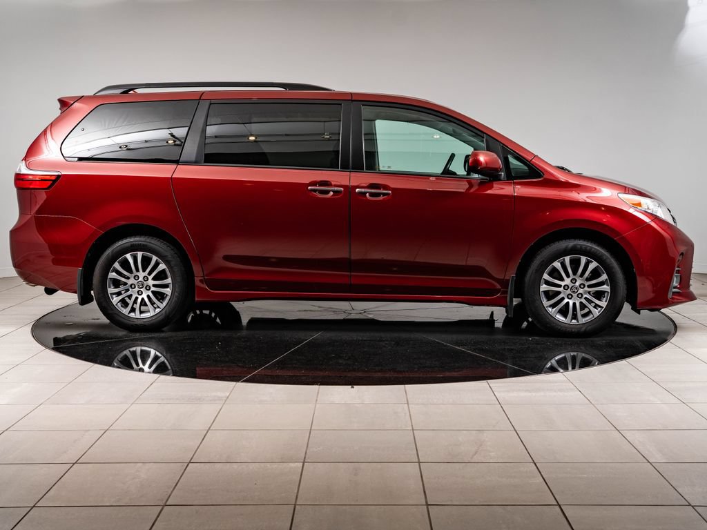 Used 2020 Toyota Sienna XLE FWD image 11
