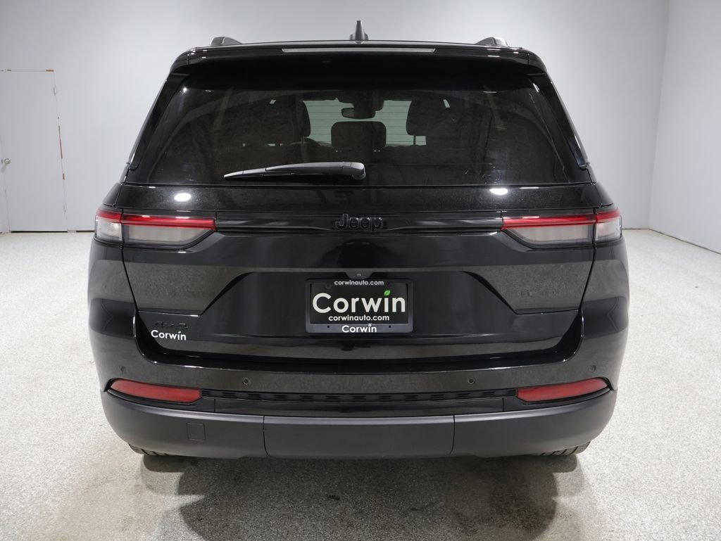 Used 2023 Jeep Grand Cherokee Altitude image 3