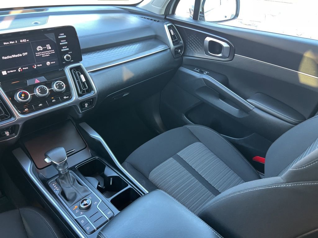 Used 2023 Kia Sorento LX image 21