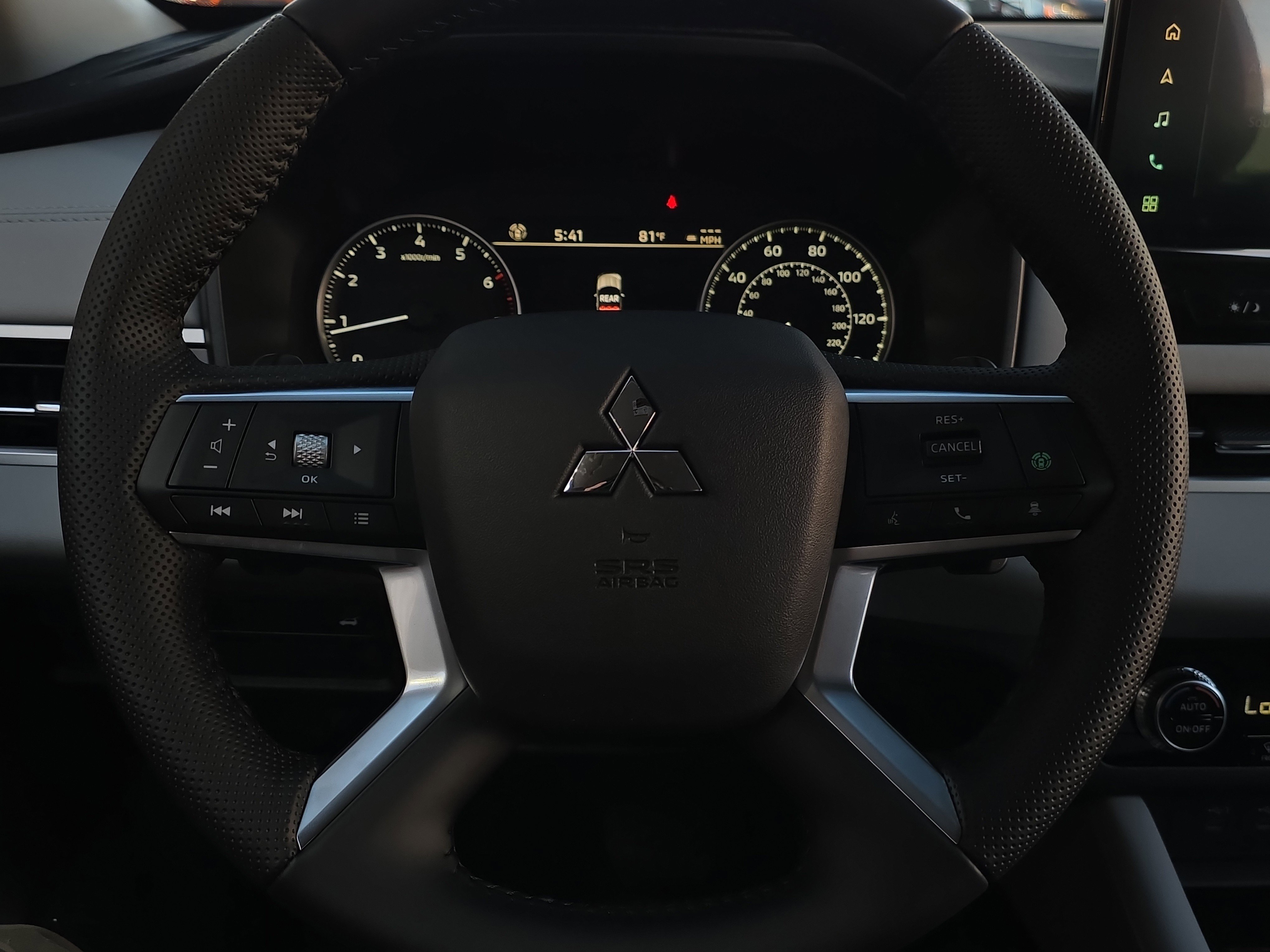 New 2025 Mitsubishi Outlander SE image 10