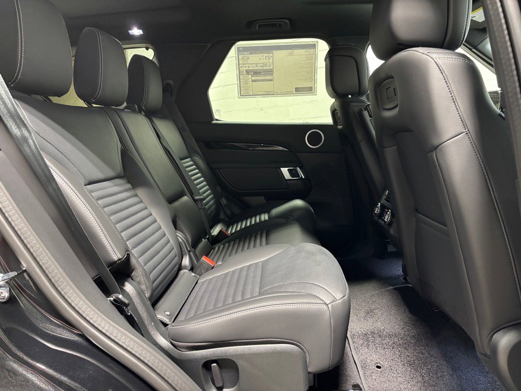 Used 2025 Land Rover Discovery S image 38