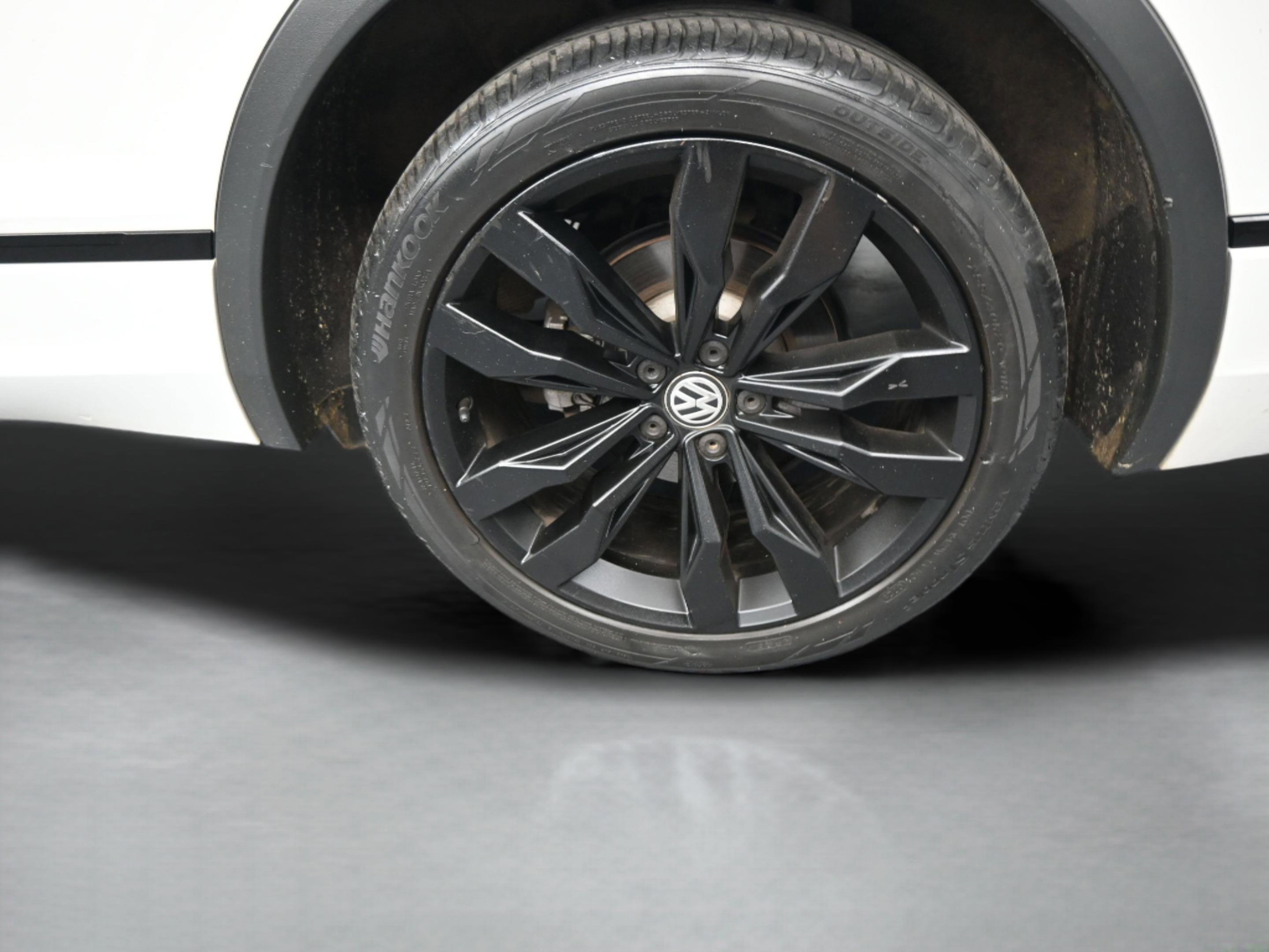 Used 2021 Volkswagen Tiguan SE R-Line FWD image 35