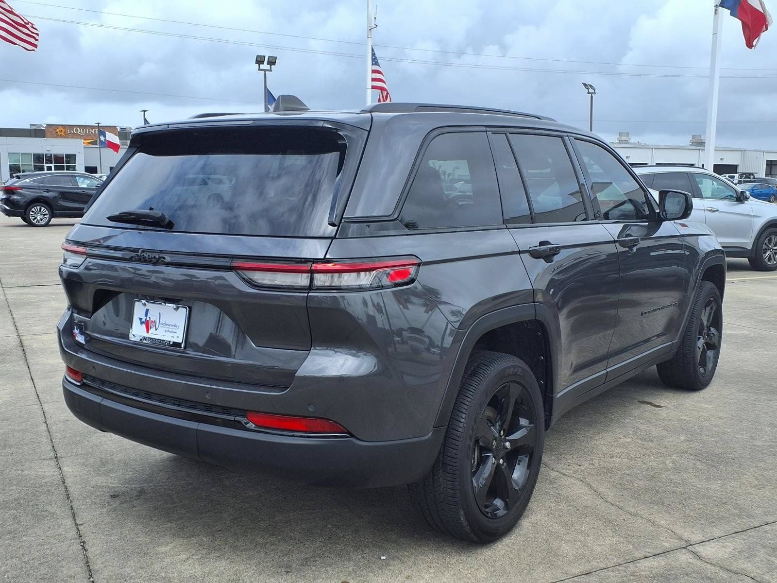 Used 2025 Jeep Grand Cherokee Altitude AWD/4WD image 5