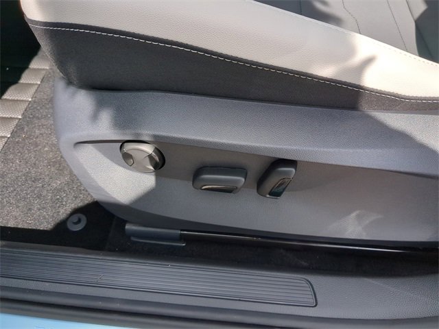 New 2025 Volkswagen Taos SE image 21