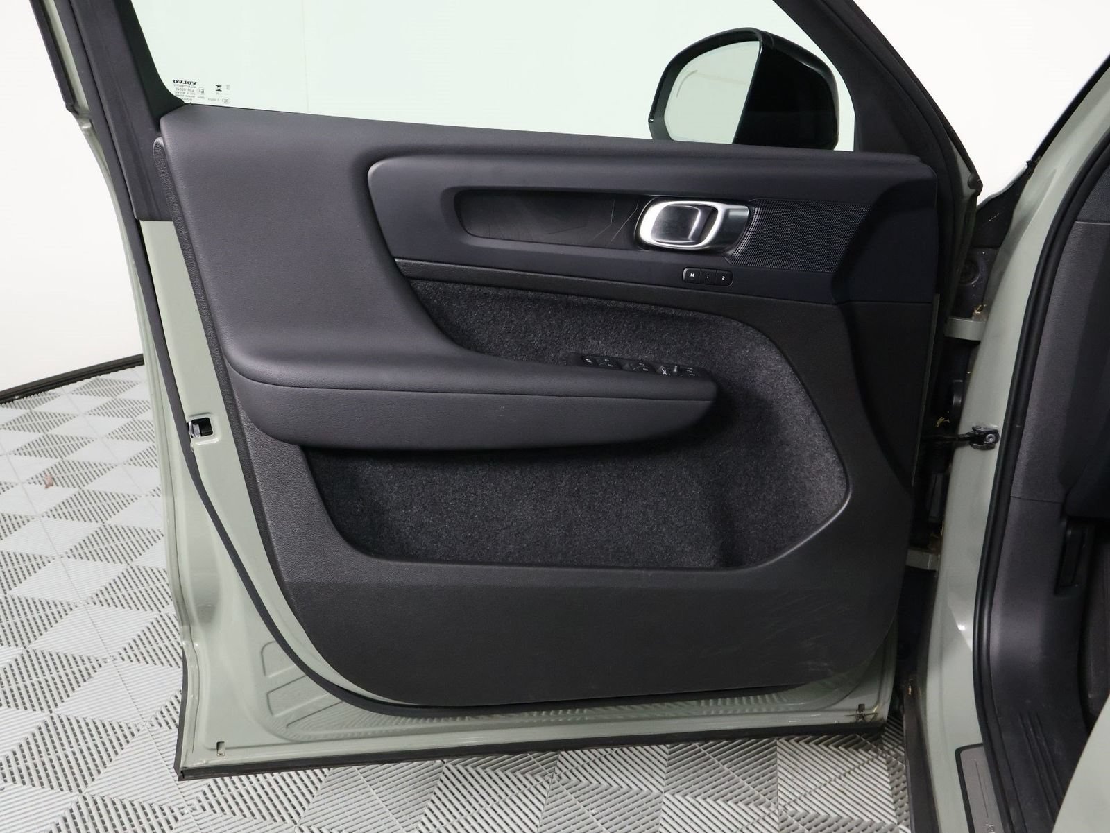 Used 2023 Volvo XC40 Recharge Plus w/ Protection Package Premier AWD/4WD image 17