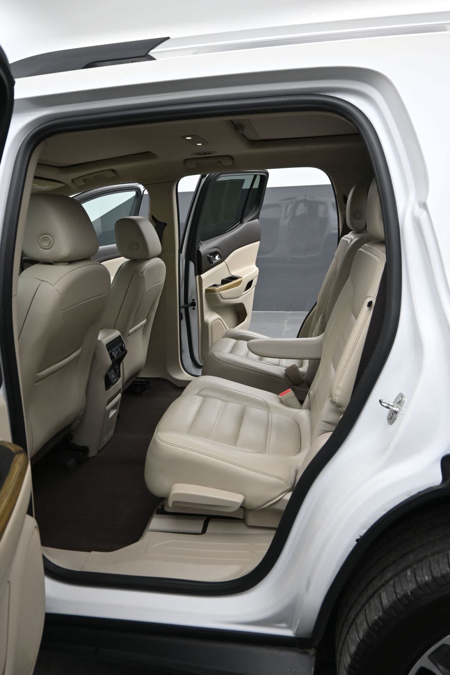 Used 2019 GMC Acadia Denali w/ Technology Package AWD/4WD image 16
