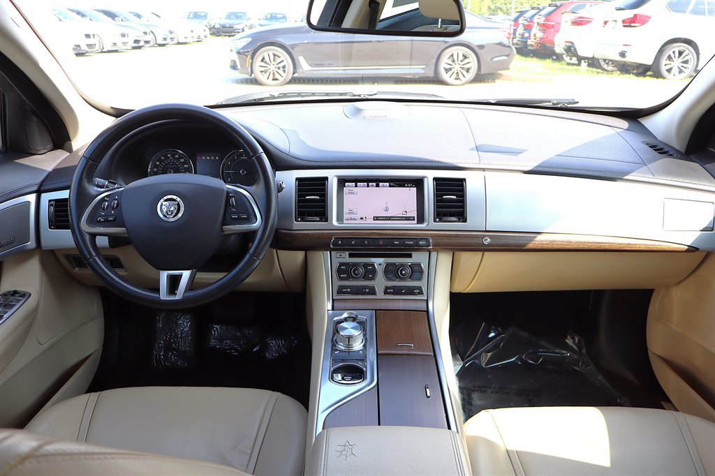 Used 2013 Jaguar XF RWD image 13