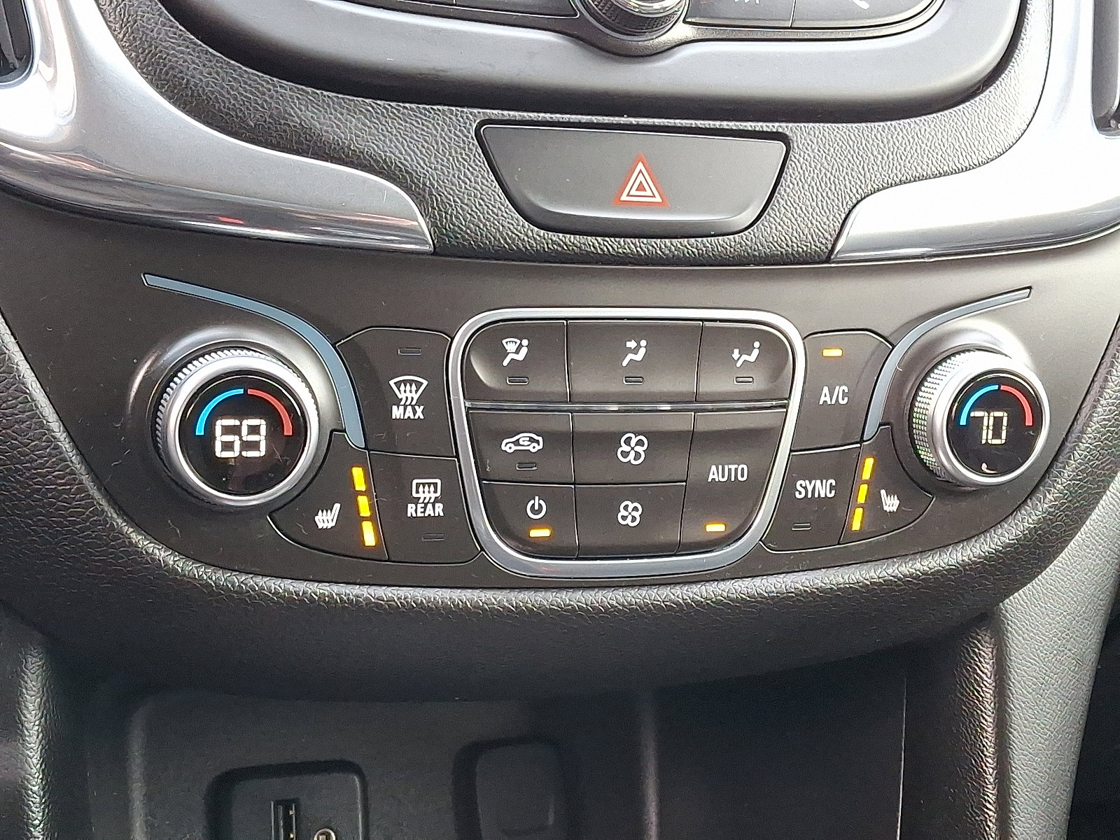 Used 2018 Chevrolet Equinox LT image 16