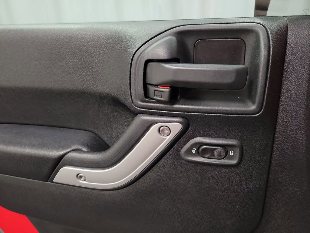 Used 2017 Jeep Wrangler Unlimited Rubicon w/ Connectivity Group image 19