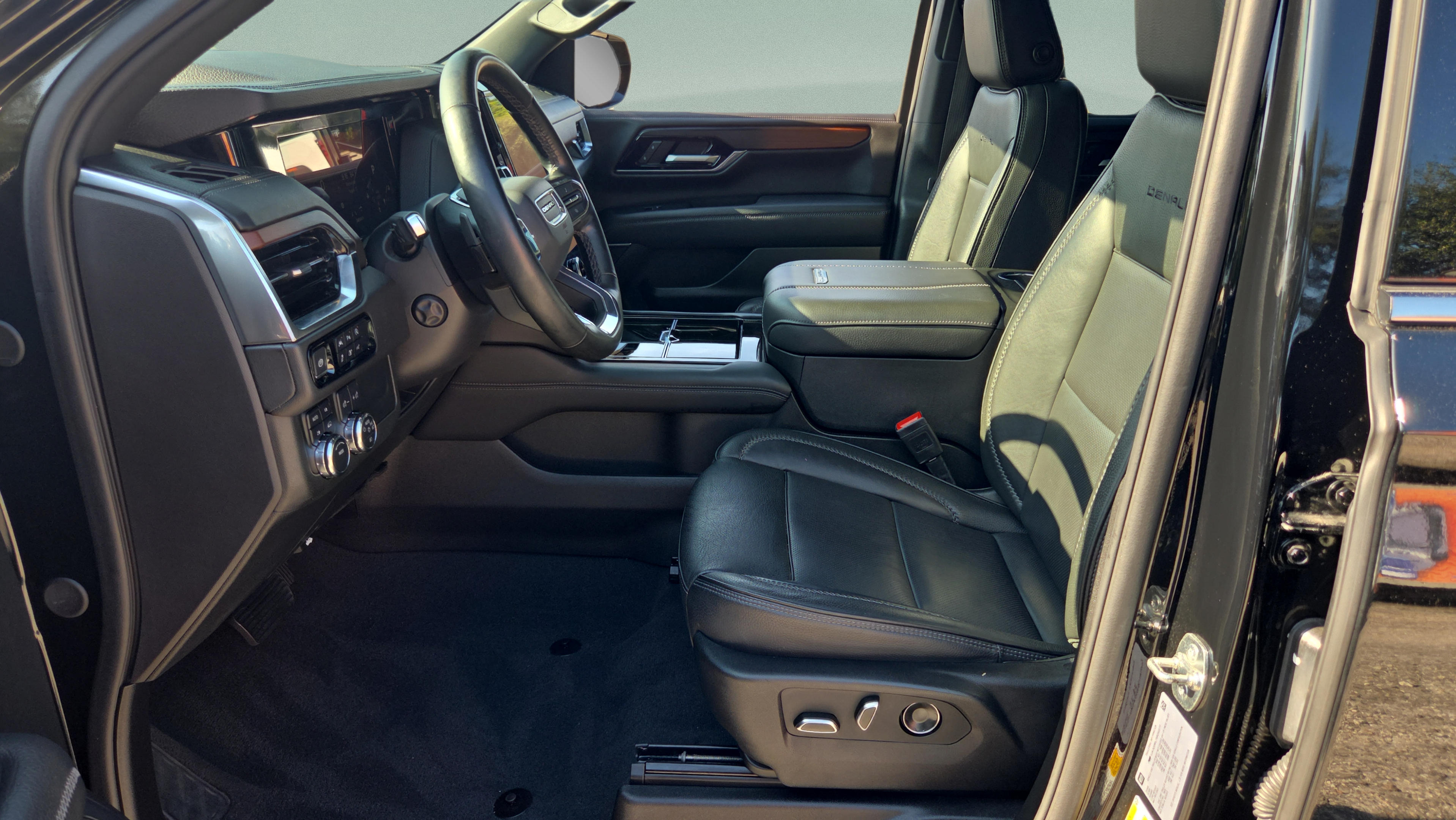 Used 2025 GMC Yukon Denali AWD/4WD image 9