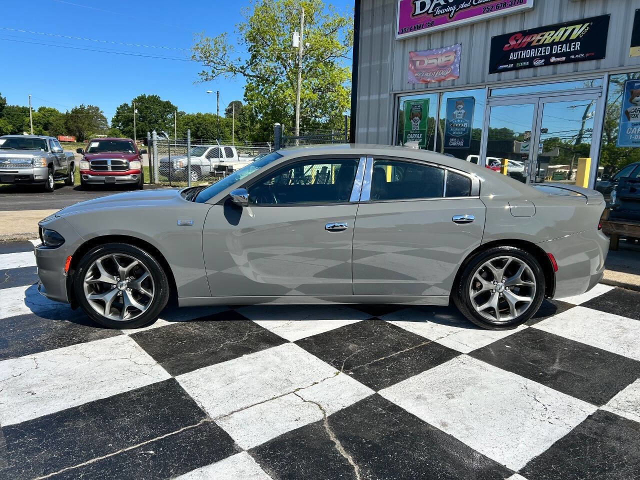 Used 2017 Dodge Charger SXT w/ Premium Group RWD image 2