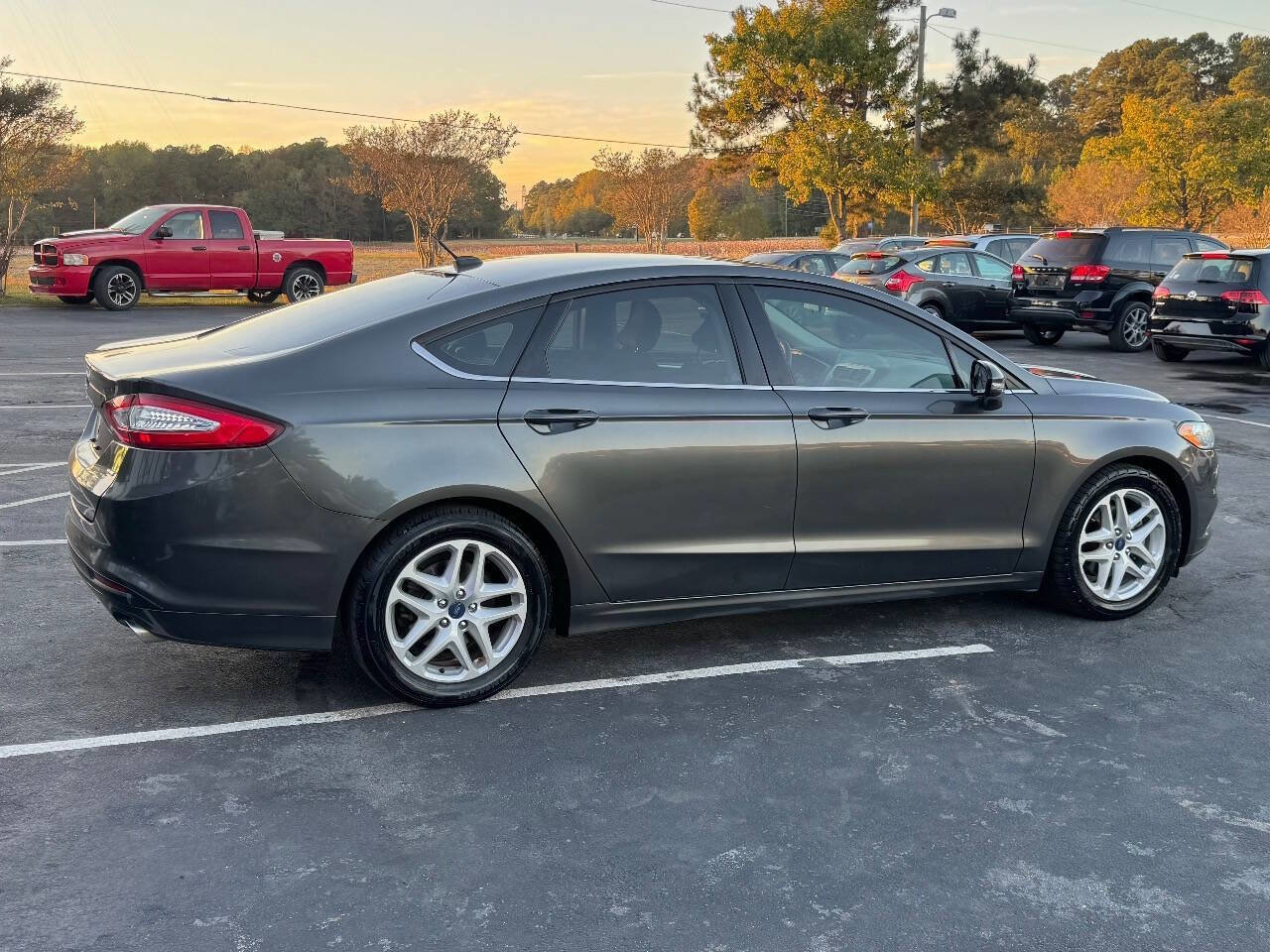 Used 2016 Ford Fusion SE FWD image 8