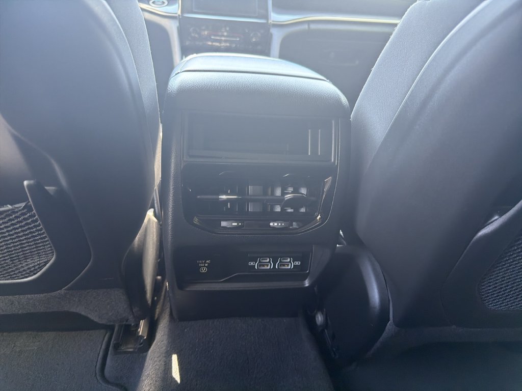 Used 2022 Jeep Grand Cherokee Laredo w/ Luxury Tech Group I AWD/4WD image 14