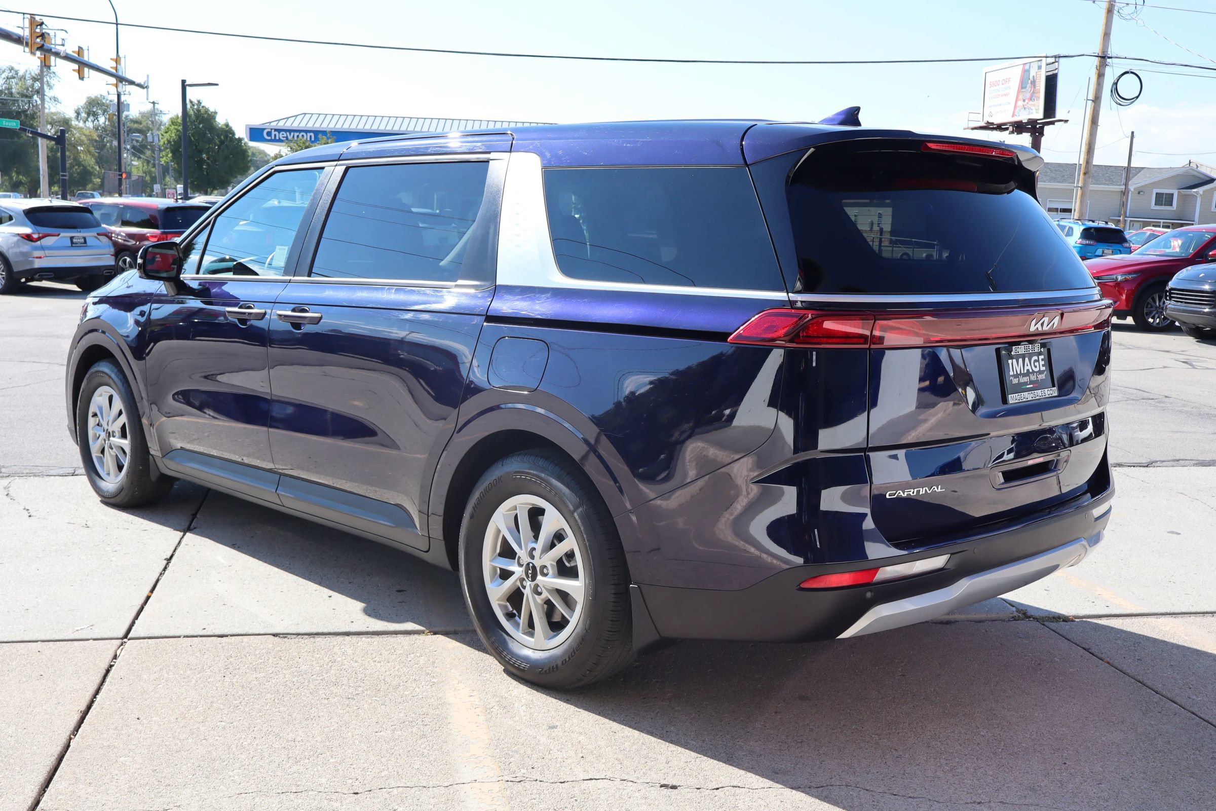 Used 2024 Kia Carnival LX image 6
